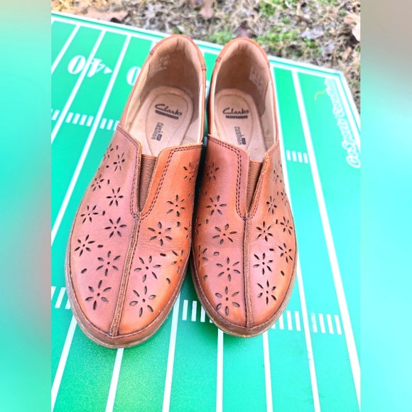 Clarks Shoes - Women's Clarks Brown Leather Slip-On Shoes With Cut Out Floral Design Size 8